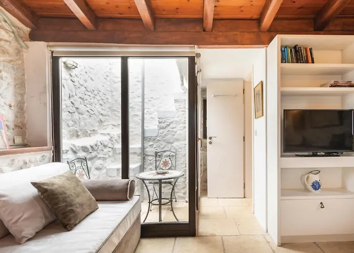 Semesterbostad Fameliti Casa Torre Stavríon